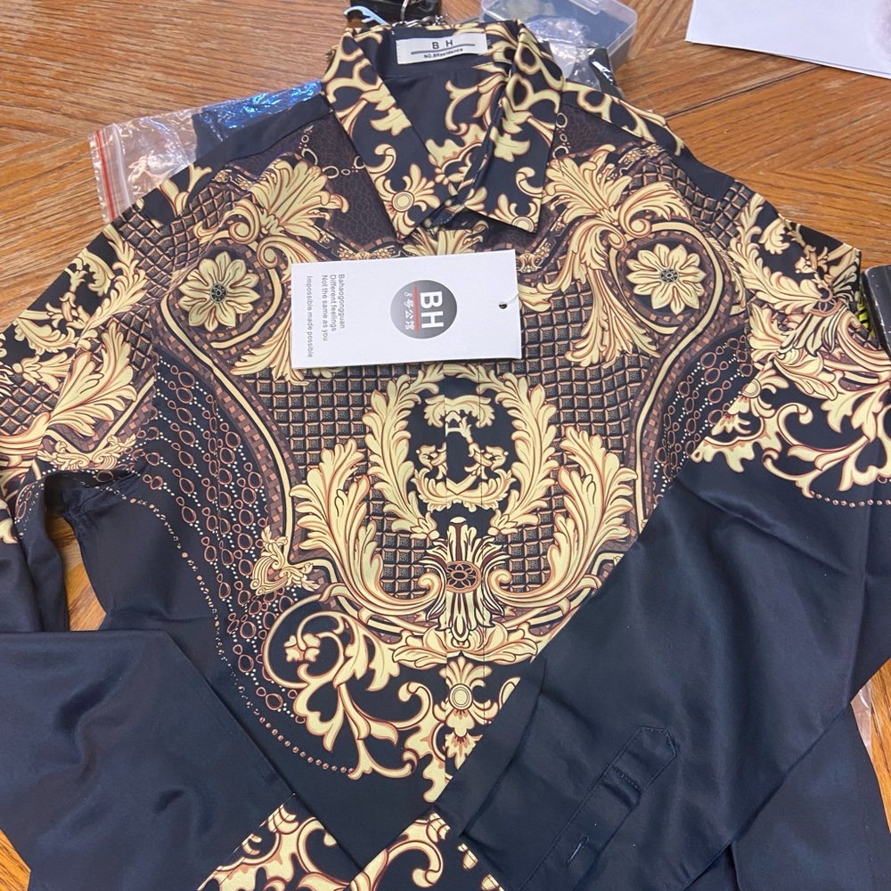 Mens bahaogongguan shirt. Mens small long sleeve retro gold printed.